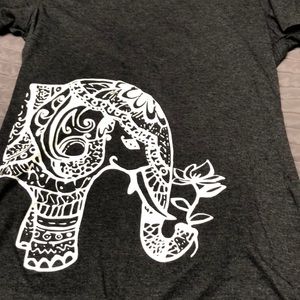 Cute gray and white printed shirt 2xl runs small